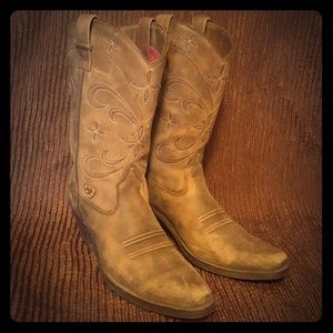 Womens size 8.5 Ariat boots.
